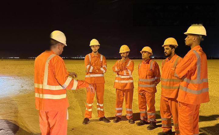 Traffic team briefing on site before a night shift
