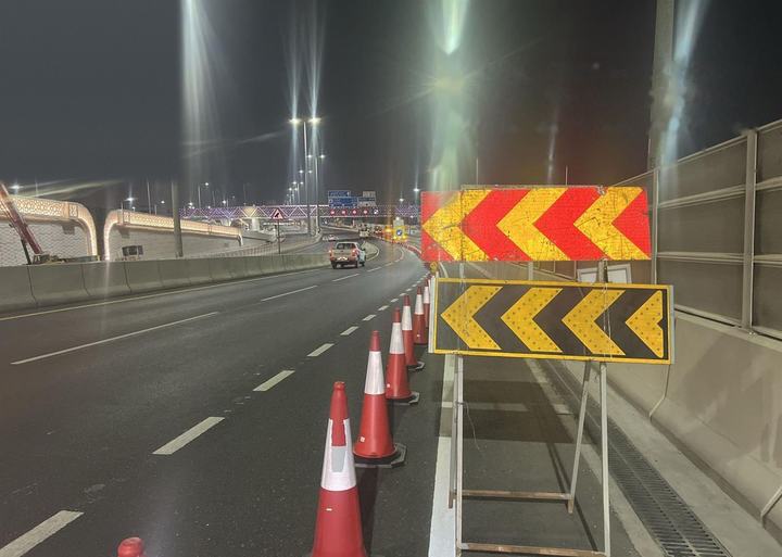 Chevron advance-warning boards at a lane closure